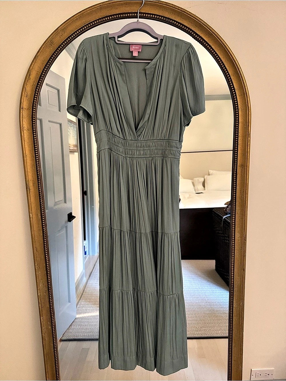 Muse by Republic Clothing Pleated Maxi Dress in Green Size Large Like New
